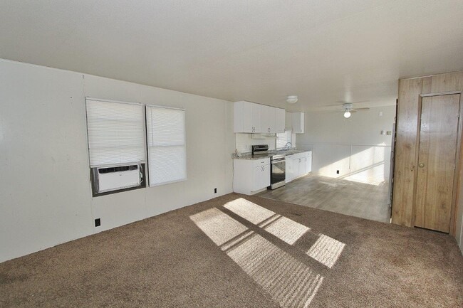 Building Photo - 2215 Toms Cabin Rd