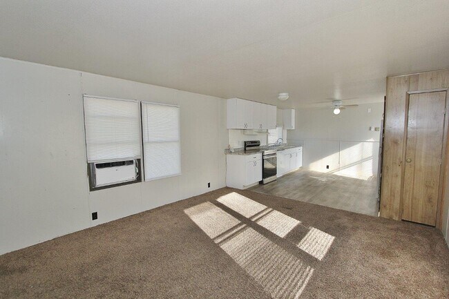 Foto del edificio - 2215 Toms Cabin Rd