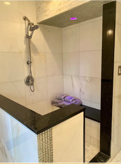 Building Photo - 1000 Queen St