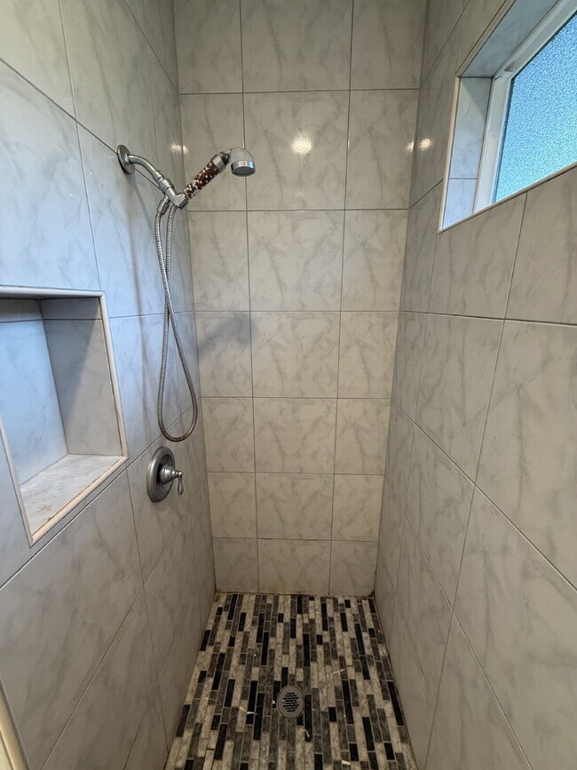 Foto del edificio - Charming 1-Bedroom, 2-Bathroom Cottage in ...