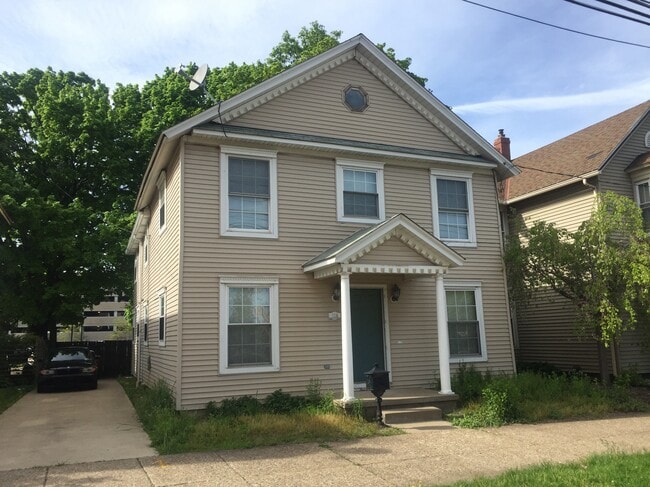Building Photo - 118 E 4th St