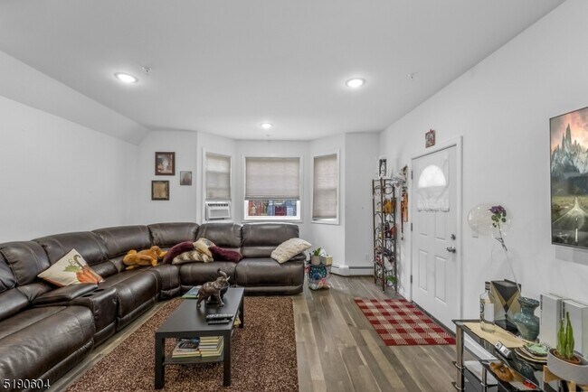 Building Photo - 107 3rd St