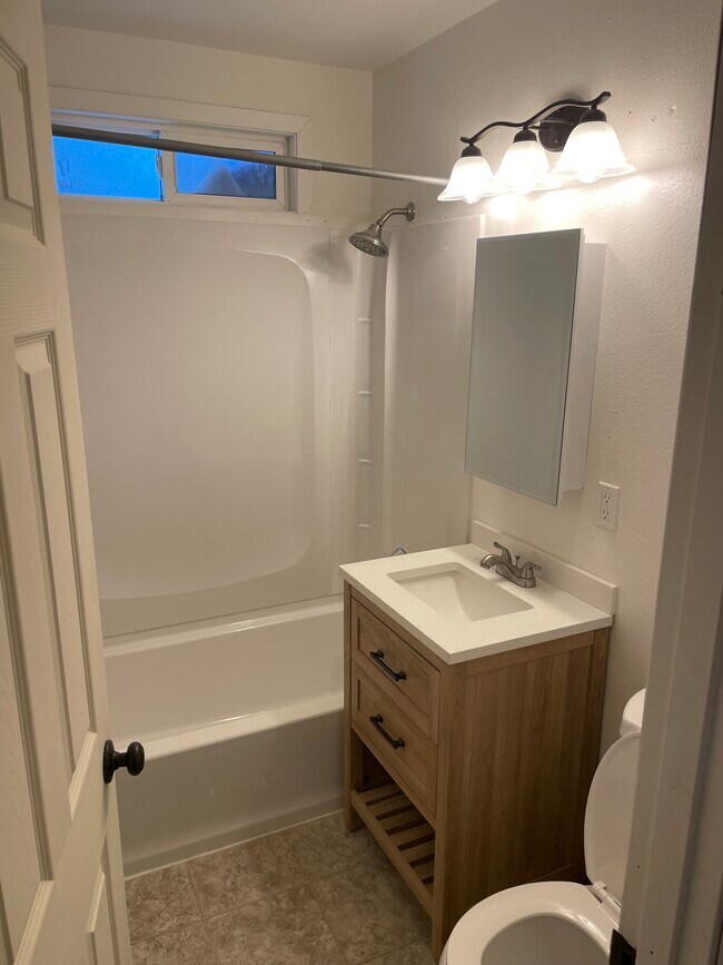 Foto del edificio - 1422 E 12th St