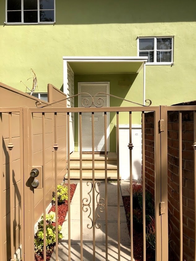 Building Photo - 5322 Village Grn