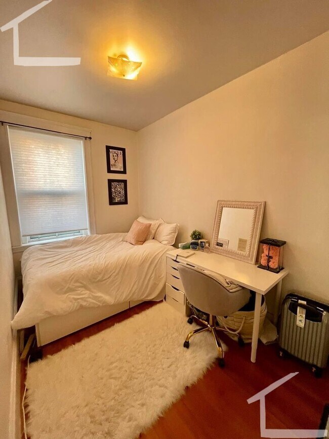 Building Photo - 7/1 Huge 5BR/2BA in the heart of Davis Sq!