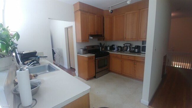 Building Photo - 5 br, 2 bath  - 40 Atherton Rd