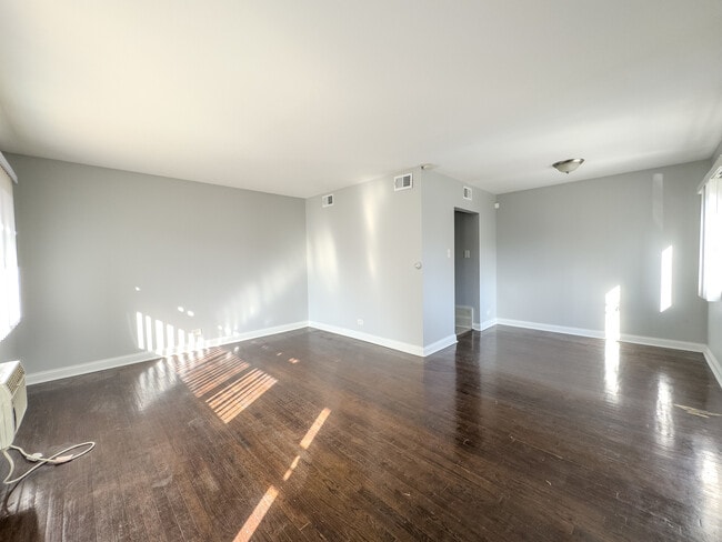 Building Photo - 6947 S Jeffery Blvd