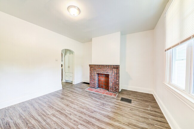 Building Photo - Available August 2024 - 2 Bedroom Home Rec...