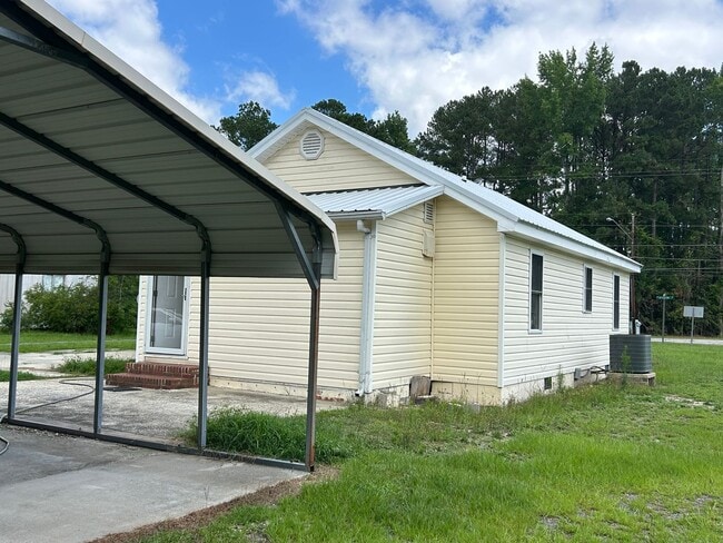 Foto del edificio - 23640 Riverton Rd