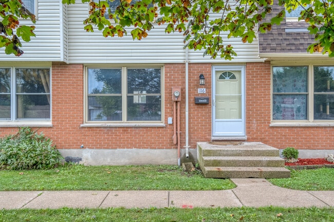 Building Photo - MODERN THREE BEDROOM CONDO TOWNHOME CLOSE TO WHITEOAKS MALL