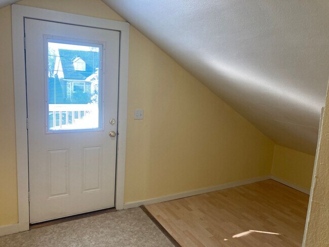 Building Photo - Charming 2nd Level Apartment