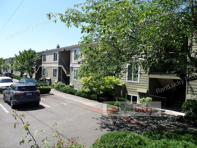Building Photo - AMAZING PRICE! Wonderful 2-Bedroom Top Floor Condo in Renton - Great Location!