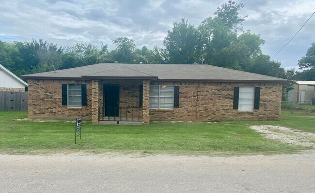 Building Photo - MOVE-IN SPECIAL! 50% Off 1st Month's Rent ...