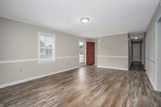 Building Photo - Brick 3 Bedroom 2 Bathroom Ranch