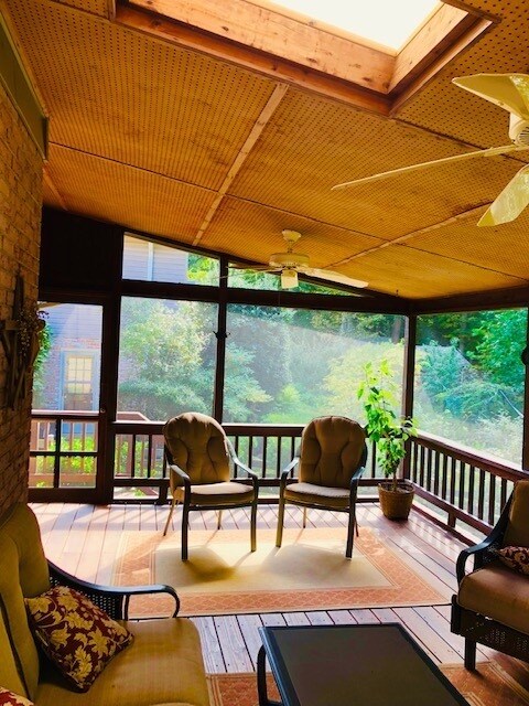 Foto del edificio - Updated and immaculate 4 bed/3.5 bath colo...