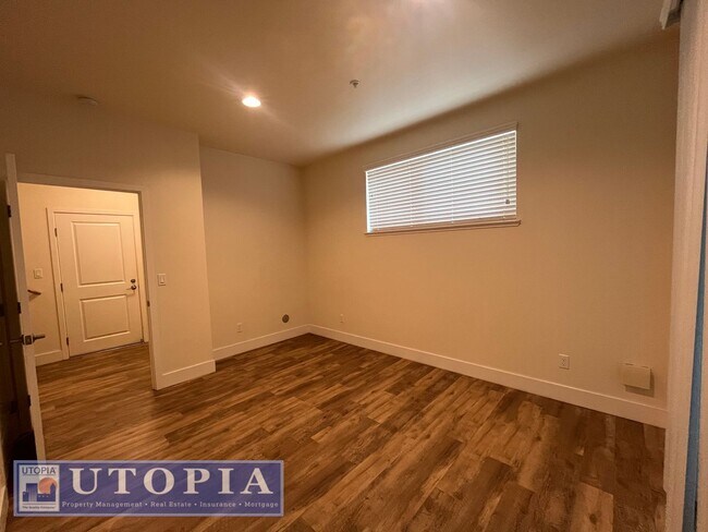 Foto del edificio - Spacious and Modern 3-bedroom, 3.5 bathroo...