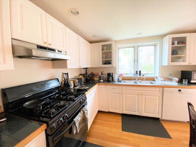 Building Photo - 24 Watson St