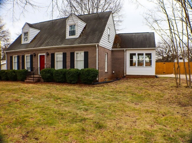 Foto del edificio - Lovely 5 bedroom, 2 bathroom brick home in Reidsville