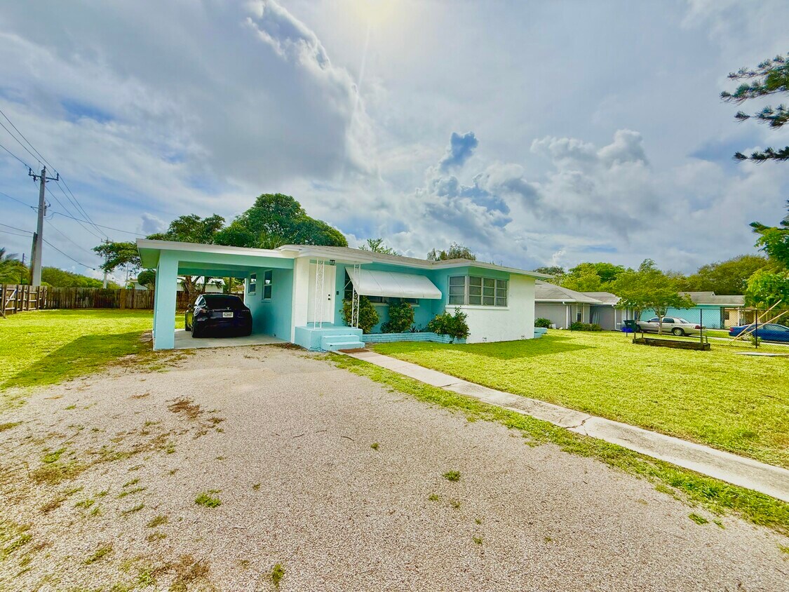 Foto principal - 355 NW 8th Ave