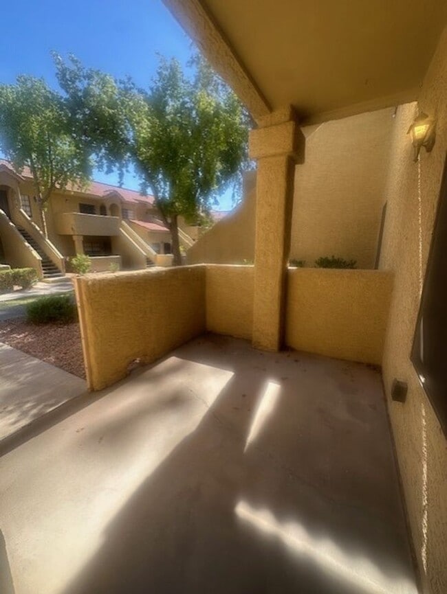 Building Photo - Move in ready 1 bedroom condo with garage!