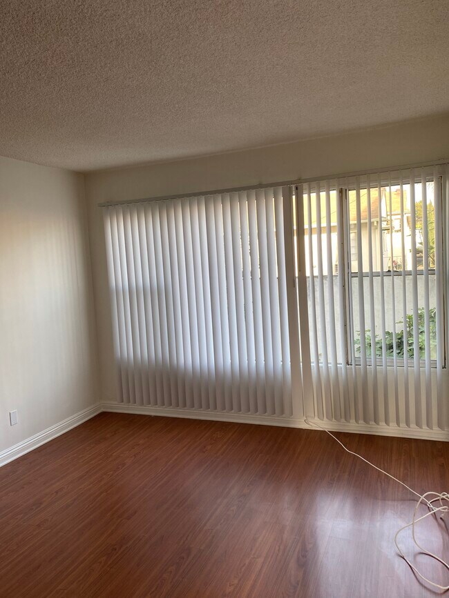 Living room - 1812 N Gramercy Pl