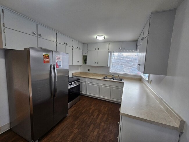 Building Photo - Four Bedroom House Across from Rose Park