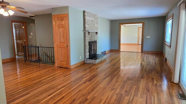 Foto del edificio - **RIVERFRONT 4-BEDROOM/3-BATH WITH 4-CAR GARAGE, FULL BASEMENT!!**