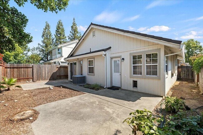 Foto del edificio - Updated Contemporary 3 Bed / 2 Bath Home w...