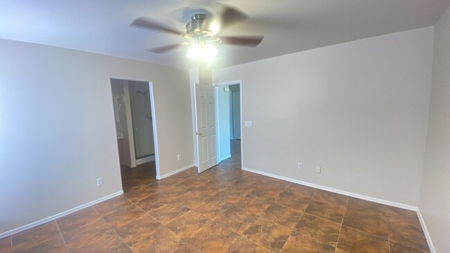 Building Photo - Spacious 4 bedroom home in El Mirage!