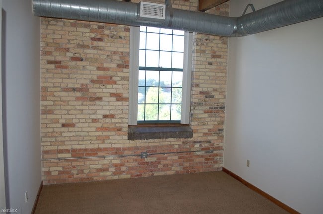 Building Photo - 940 Monroe Ave NW