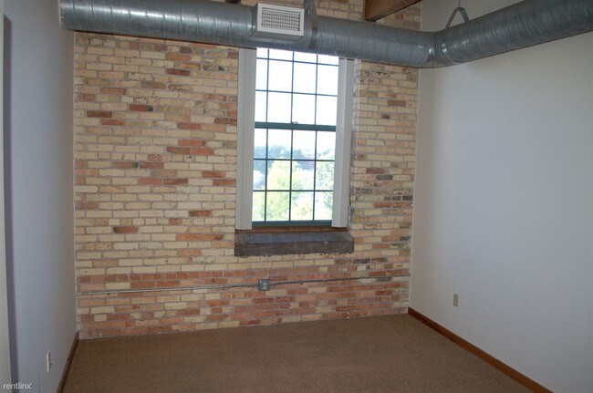 Building Photo - 940 Monroe Ave NW