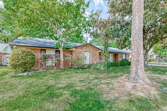 Building Photo - 1733 Crestdale Dr