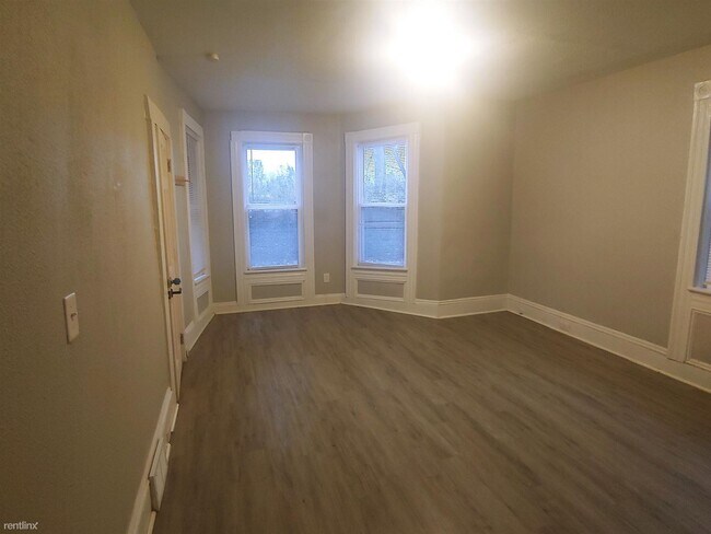 Foto del edificio - 3 br, 1 bath Duplex - 2805 Queen Avenue Qu...