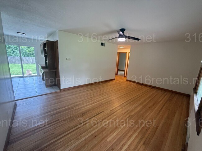 Building Photo - $1400 - 3 bedroom / 1 bathroom - Single Fa...