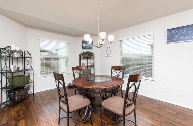 Foto del edificio - 1214 Juneberry Pk Dr