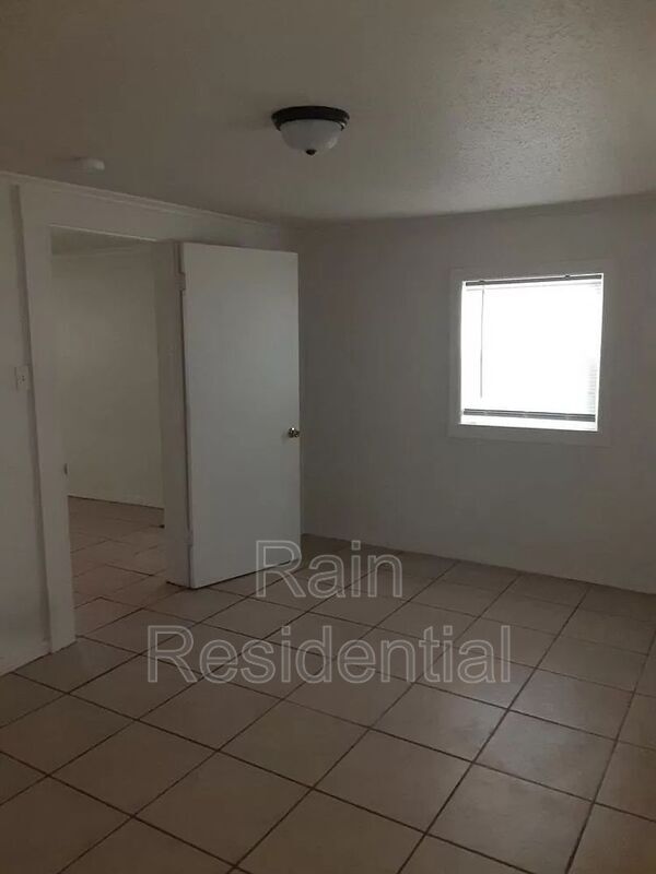 Building Photo - 2213 34th St