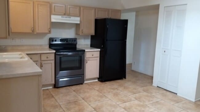 Kitchen - 5071 S Cherry Ave