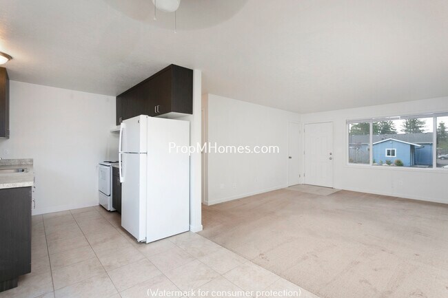 Foto del edificio - Wonderfully Updated NE Portland Glenfair One Bedroom Apartment w/ Private Patio!