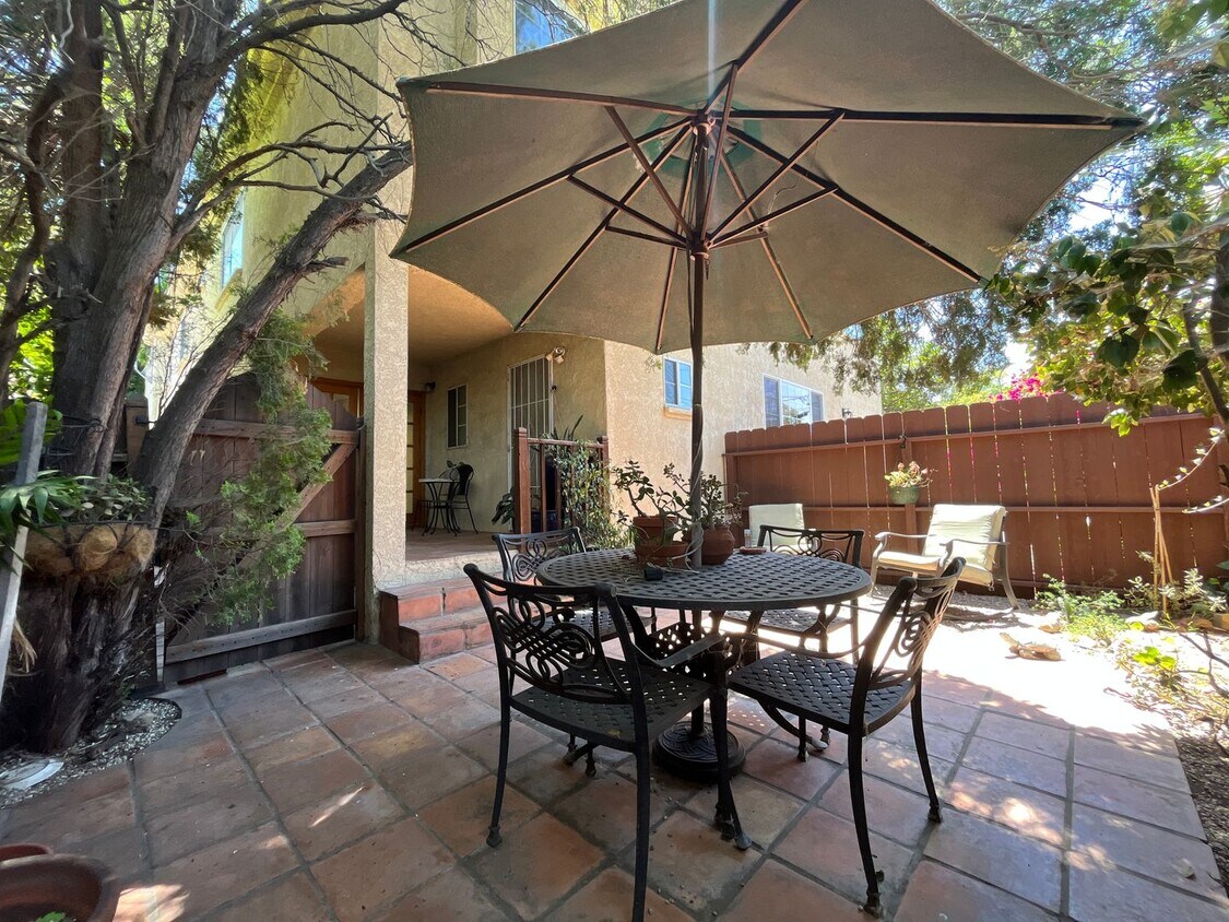 Primary Photo - AVAILABLE NOW! 3BR w/upgraded kitchen, ope...