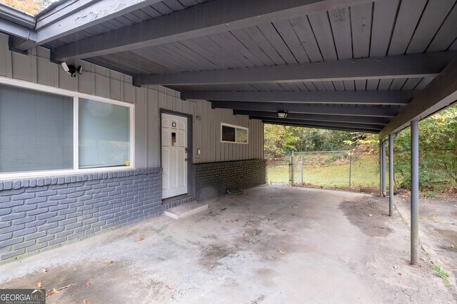 Building Photo - 2672 Woodacres Rd NE