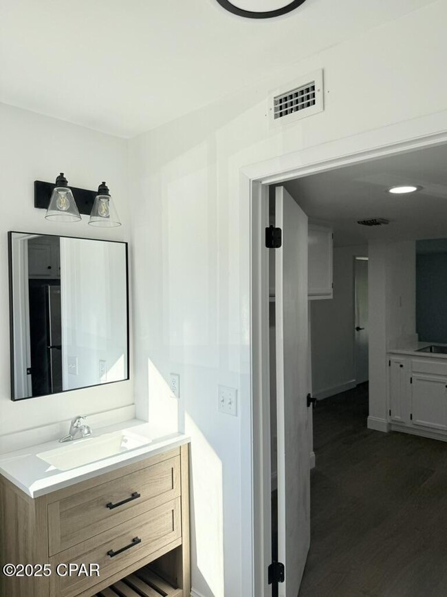 Building Photo - 401 E Beach Dr