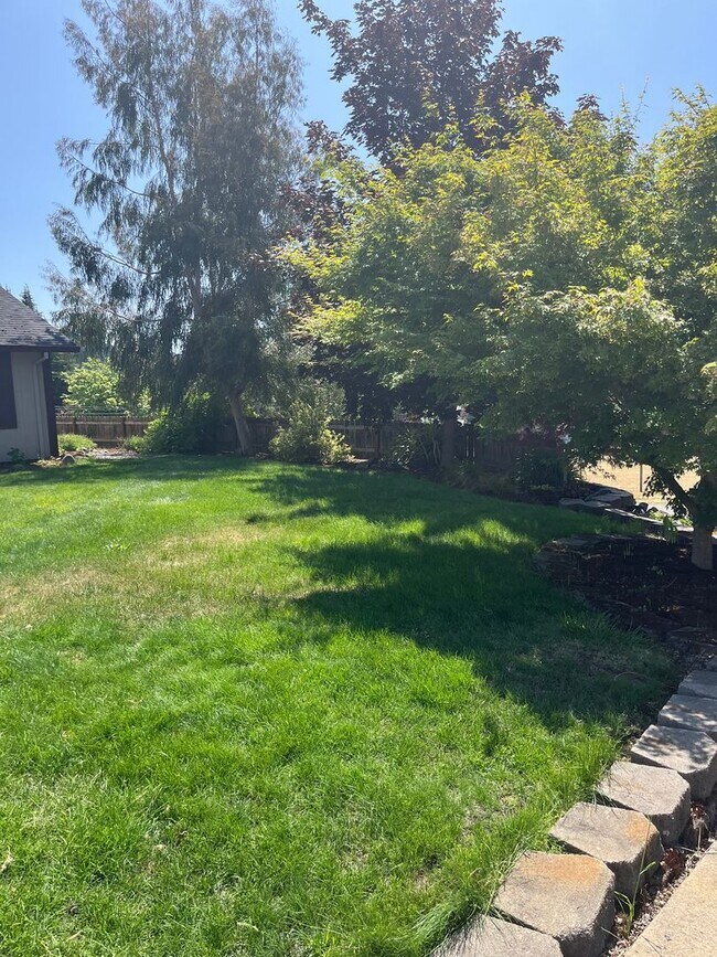 Building Photo - Large 3 bed/2 bath single family home