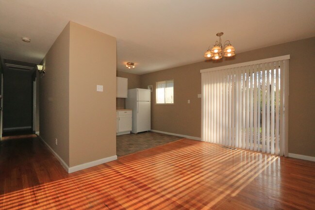 Building Photo - 1332 Columbus Dr