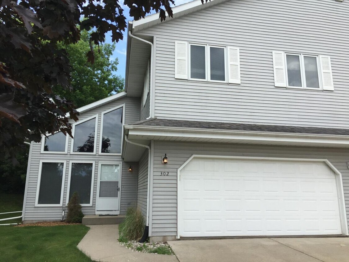 302 Nicole Ct, Pewaukee, WI 53072 Townhome Rentals in Pewaukee WI