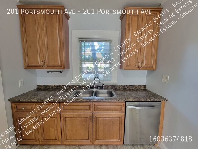 Foto del edificio - East side 2 bedroom tucked away and super ...