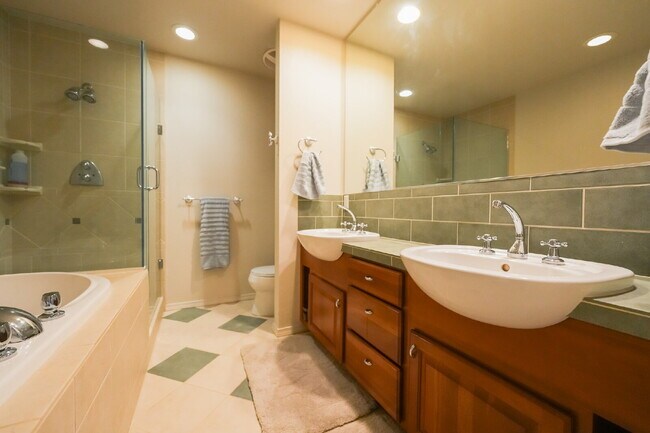 Foto del edificio - Private Room for Rent with Garage Access – Bedroom 5