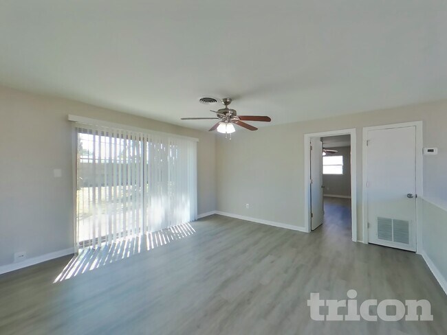 Building Photo - 1122 Ibsen Ave