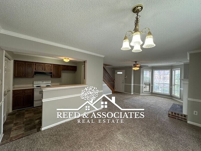 Foto del edificio - Charming Town Home with FRESH NEW PAINT!