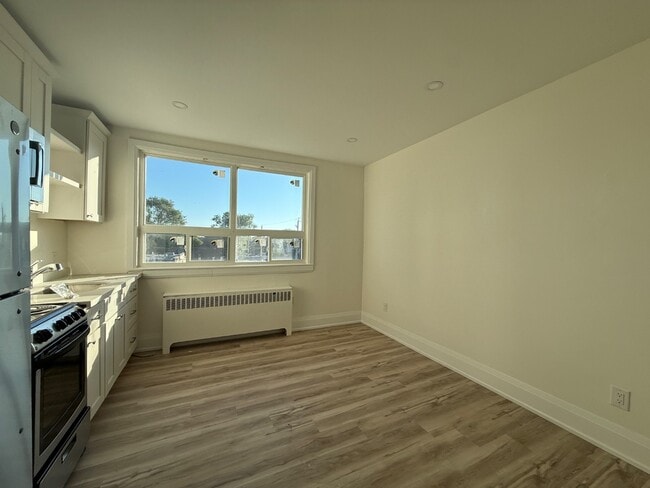 Building Photo - 611 Concession St