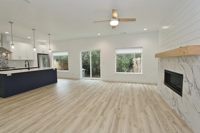 Building Photo - Immaculate Bench Home!